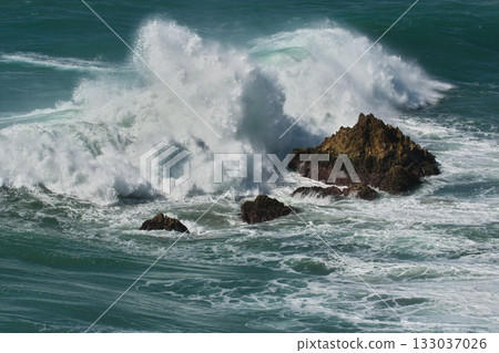 波濤洶湧的海浪襲擊了伊拉科的岩石海岸 133037026