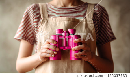 有雙筒望遠鏡的一名婦女 133037783