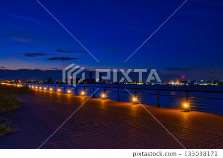 從川崎東扇島東公園看到的夜景 從川崎東扇島東公園看到的夜景 133038171