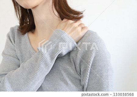 Woman holding her shoulders, stiff shoulders, pain 133038568