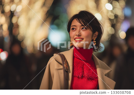 在夜晚燈火輝煌的城市中，一位女士面帶微笑 | 假期快照展現了冬季的魅力與精緻 133038708