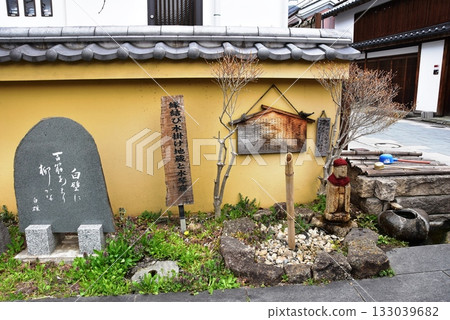 Ueda City: Matchmaking Water-Spraying Jizo and Suikinkutsu at the entrance to Yanagimachi on the old Hokkoku Kaido road 133039682