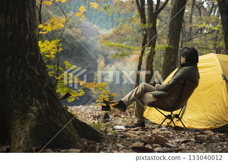 一位男子在秋季享受獨自露營的樂趣。 133040012