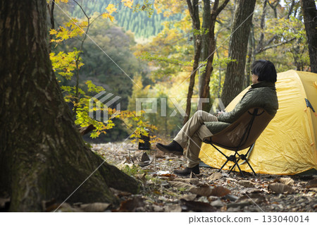 一位男子在秋季享受獨自露營的樂趣。 133040014