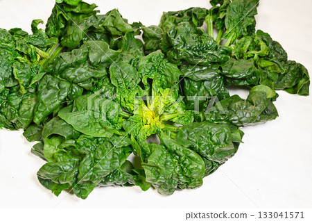 Shrinking spinach 133041571