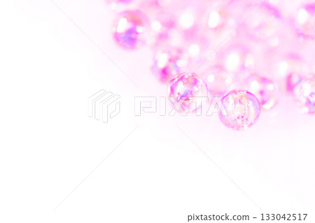 玻璃球和閃亮的背景材料 玻璃球和閃亮的背景材料 133042517