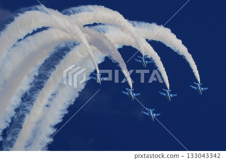 Blue Impulse's acrobatic flight: Phoenix Loop 133043342