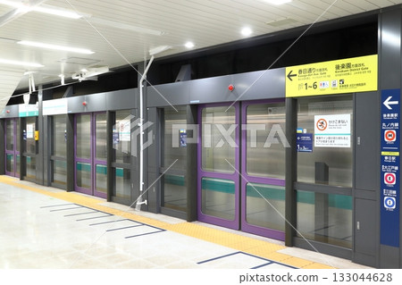[N11] At the Korakuen Station platform on the Tokyo Metro Namboku Line 133044628