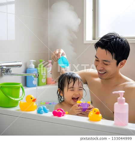 爸爸和孩子在浴缸裡玩耍 爸爸和孩子在浴缸裡玩耍 133044999