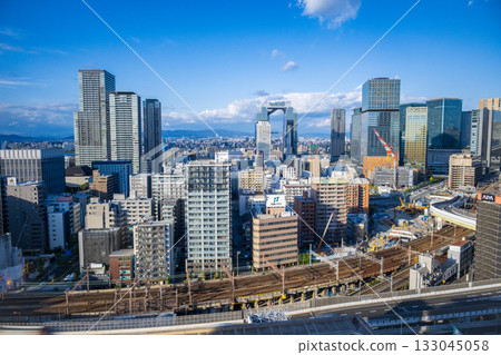從大阪福島站附近向北望(中津和梅田方向)。 從大阪福島站附近向北望(中津和梅田方向)。 133045058