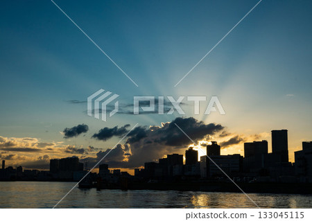 從砂町大橋上眺望，夕陽照亮了位於東京灣江東區的新砂填海區。 133045115