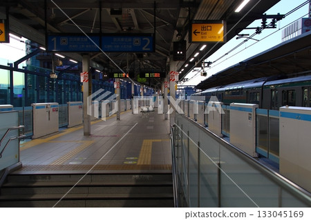 [JK43] Early morning on the platform at Urawa Station on the Keihin-Tohoku Line 133045169
