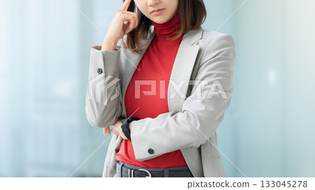 A woman thinking/businesswoman 133045278