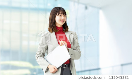 帶筆記型電腦的女人/女商人 133045281