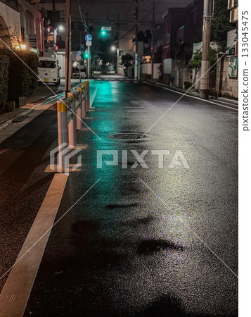 Green light at night Green light at night 133045475