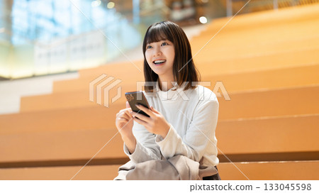 使用智慧型手機的女性和女企業家 133045598