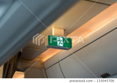 空中巴士A350客機內部安裝的綠色緊急出口指示燈。 133045706