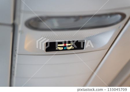 空中巴士A350飛機上亮起了禁止吸煙和繫上安全帶的指示燈。 133045709