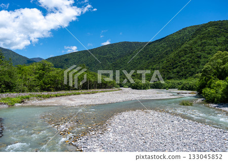 Azusa River and mountain view along Kamikochi trail, Japan Azusa River and mountain view along Kamikochi trail, Japan 133045852