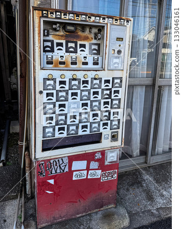 Dilapidated vending machine 133046161