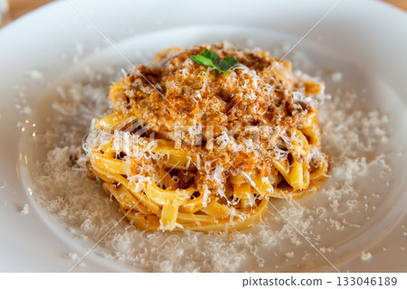 波隆那寬麵：義大利麵上撒上新鮮磨碎的起司 133046189