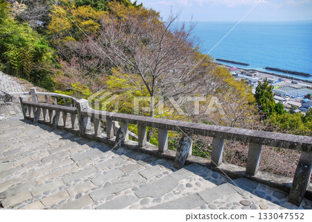 從久野山東照宮的石階上可以欣賞到駿河灣的壯麗景色，蔚藍的大海和通往神社的古老道路盡收眼底。 133047552