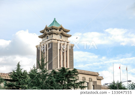 名古屋市政廳本樓的鐘樓高聳於藍天之上,是一座採用皇冠式風格的精美歷史建築。 名古屋市政廳本樓的鐘樓高聳於藍天之上,是一座採用皇冠式風格的精美歷史建築。 133047555