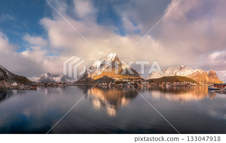 Panoramic aerial view of Hamnoy and Reine villages at sunrise 133047918