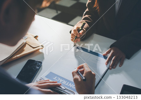 Lawyer explained to the client about the law that must be brought against the court case. 133048213