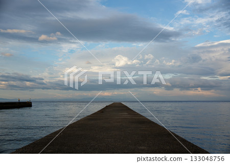 A breakwater stretching out to sea and a wide expanse of sky: Uchiumi Coast at dusk (Minamichita Town, Aichi Prefecture) 133048756