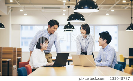 商務人士在辦公室的空地上聊天。 133048787