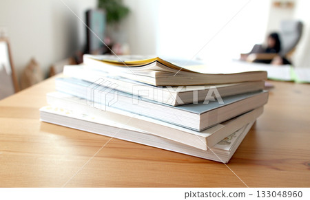 自然風格的客廳/桌上的書和柔和的燈光 133048960