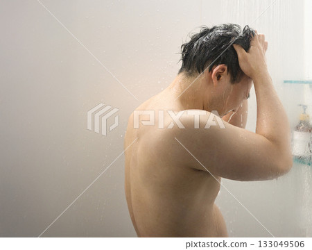 二十多歲的男人在洗澡 133049506