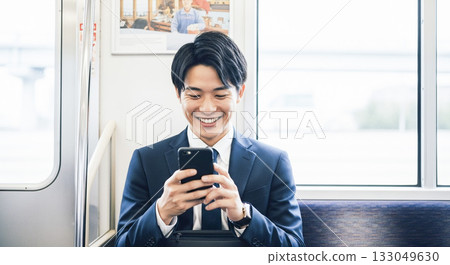 乘火車看智能手機的商人 133049630