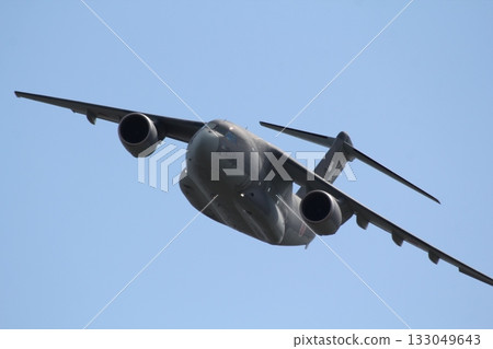 C-2運輸機在入間航展上進行飛行表演 133049643