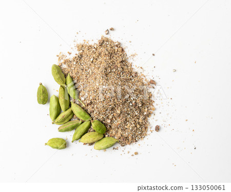 Cardamom Seeds Isolated, Cardamon, Dry Kardamon Fruits, Cardamum Spice, Cardamomum 133050061