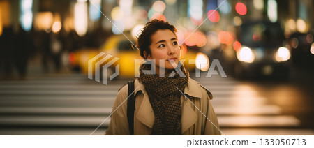 夜幕下漫步城市中的女子肖像 | 城市中引人注目的精緻生活瞬間 夜幕下漫步城市中的女子肖像 | 城市中引人注目的精緻生活瞬間 133050713