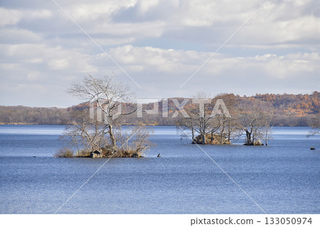 Photographing the scenery of Lake Onuma in Nanae Town, Hokkaido in late autumn Photographing the scenery of Lake Onuma in Nanae Town, Hokkaido in late autumn 133050974