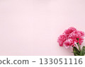 母親節粉紅康乃馨和淺色背景 133051116