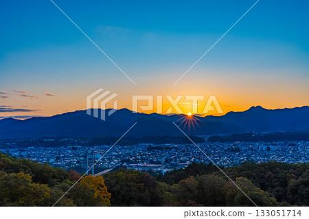 [Saitama Prefecture] Beautiful autumn foliage at Chichibu Muse Park Tabidachi no Oka Observatory, with views of the Chichibu cityscape at sunrise 133051714