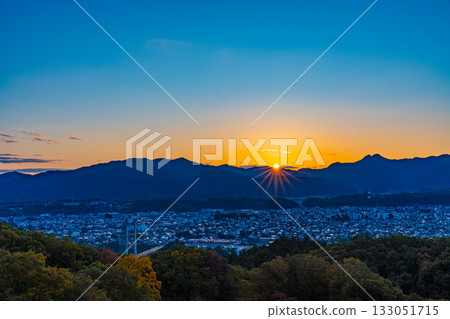 [Saitama Prefecture] Beautiful autumn foliage at Chichibu Muse Park Tabidachi no Oka Observatory, with views of the Chichibu cityscape at sunrise 133051715