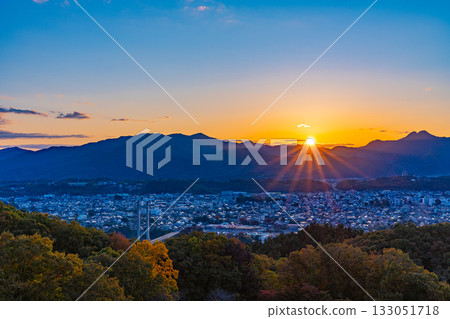 [Saitama Prefecture] Beautiful autumn foliage at Chichibu Muse Park Tabidachi no Oka Observatory, with views of the Chichibu cityscape at sunrise 133051718