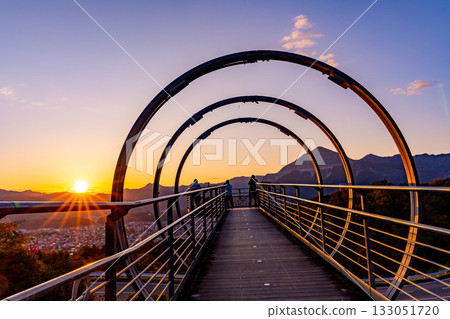[Saitama Prefecture] Beautiful autumn foliage at Chichibu Muse Park Tabidachi no Oka Observatory, with views of the Chichibu cityscape at sunrise 133051720
