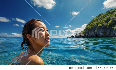 在清澈湛藍的大海中享受水上活動,真是美好的時刻。 在清澈湛藍的大海中享受水上活動,真是美好的時刻。 133052056