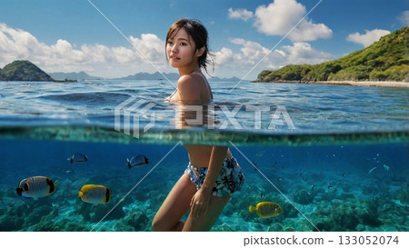 在清澈湛藍的大海中享受水上活動,真是美好的時刻。 在清澈湛藍的大海中享受水上活動,真是美好的時刻。 133052074