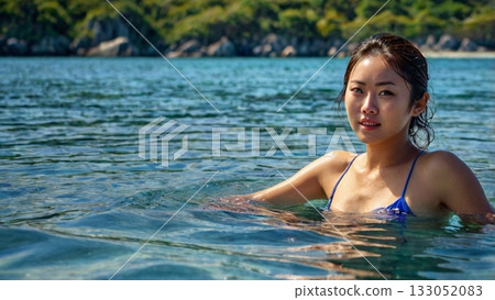 在清澈湛藍的大海中享受水上活動，真是美好的時刻。 133052083