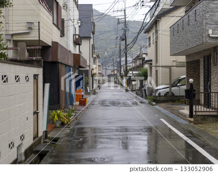 下雨天的老住宅區 133052906