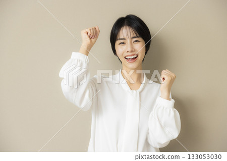 A woman doing a guts pose 133053030