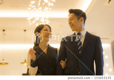 飯店餐廳裡的一對情侶 133053135