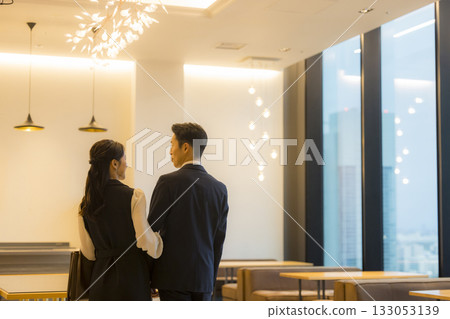 飯店餐廳裡的一對情侶 133053139